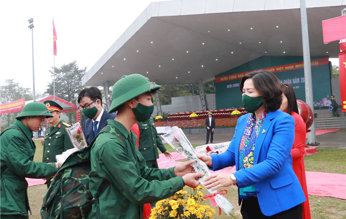 Chủ tịch Hội Liên hiệp Phụ nữ thành phố động viên tân binh huyện Chương Mỹ lên đường nhập ngũ