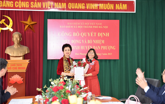 Bảo hiểm xã hội thành phố trao quyết định điều động, bổ nhiệm lãnh đạo Bảo hiểm xã hội huyện
