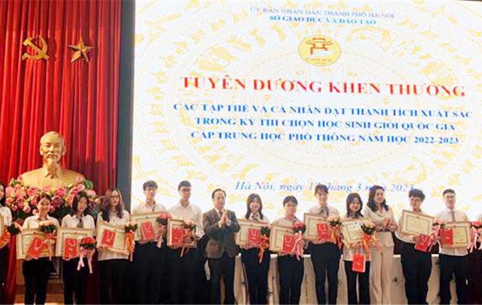 Tuyên dương, khen thưởng học sinh đoạt giải kỳ thi quốc gia cấp trung học phổ thông