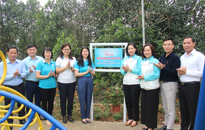 Hội Liên hiệp phụ nữ thành phố bàn giao Công trình sân chơi cho trẻ em thôn Mít Mái, xã Yên Bài, huyện Ba Vì