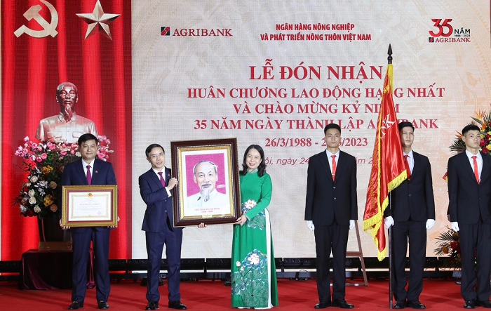 Ngân hàng Nông nghiệp và Phát triển nông thôn (Agribank) đón nhận Huân chương Lao động hạng Nhất