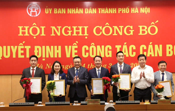 Chủ tịch UBND thành phố Hà Nội Trần Sỹ Thanh trao các quyết định về công tác cán bộ