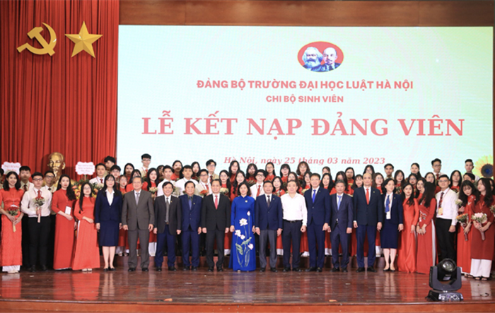 Trường Đại học Luật Hà Nội kết nạp Đảng viên mới cho 114 quần chúng ưu tú