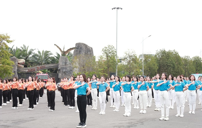 Chương trình đồng diễn dân vũ thu hút hơn 1.000 đại biểu và cán bộ hội viên phụ nữ tham gia