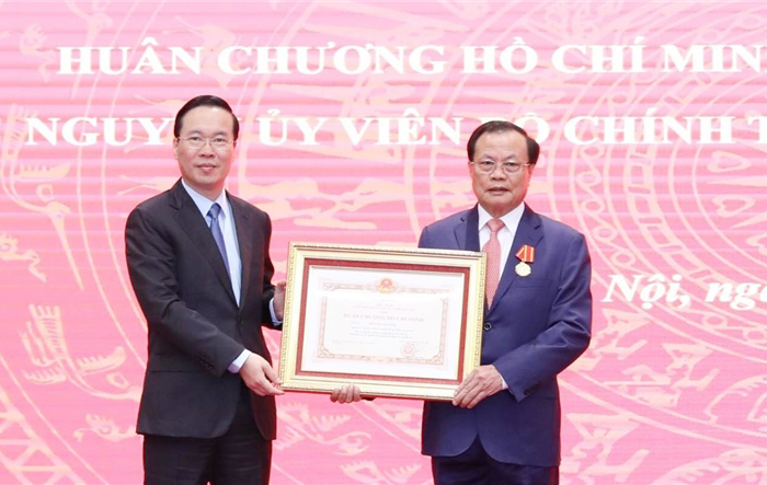 Trao tặng Huân chương Hồ Chí Minh cho nguyên Bí thư Thành ủy Phạm Quang Nghị