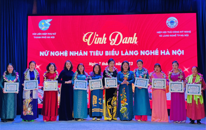 Tôn vinh nữ nghệ nhân tiêu biểu làng nghề Hà Nội 