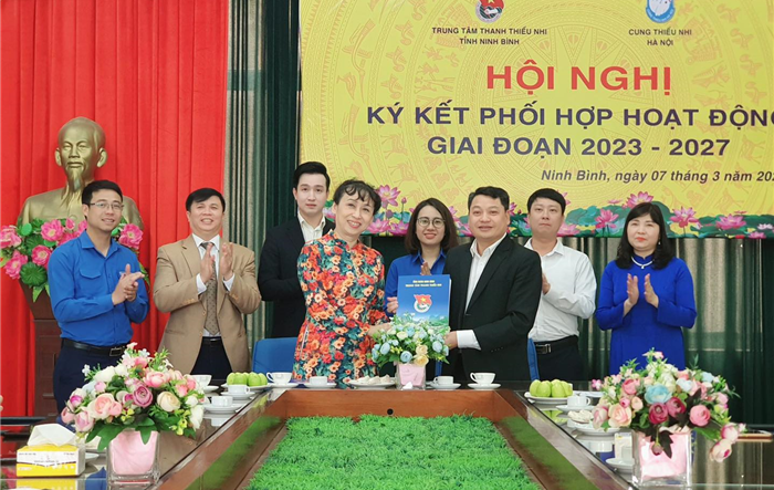 Lễ ký kết biên bản hợp tác giữa Cung Thiếu nhi Hà Nội và Trung tâm thanh thiếu nhi Tỉnh Ninh Bình