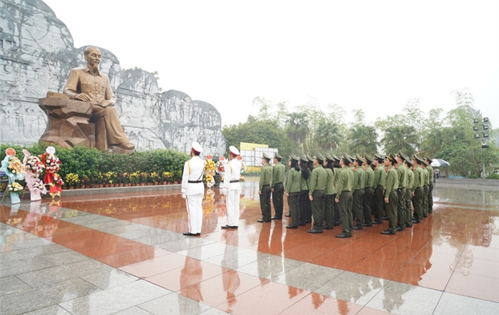 Phòng Tham mưu, Công an thành phố báo công dâng Bác tại Khu lưu niệm Sáu điều Bác Hồ dạy Công an nhân dân