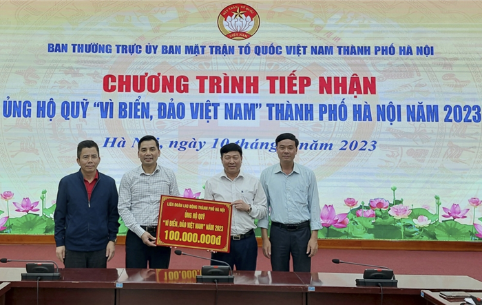 Liên đoàn Lao động thành phố Hà Nội ủng hộ Quỹ “Vì biển, đảo Việt Nam” năm 2023