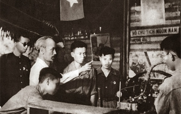 Vận dụng tư tưởng Hồ Chí Minh về “người trước, súng sau” trong xây dựng Quân đội tinh, gọn, mạnh