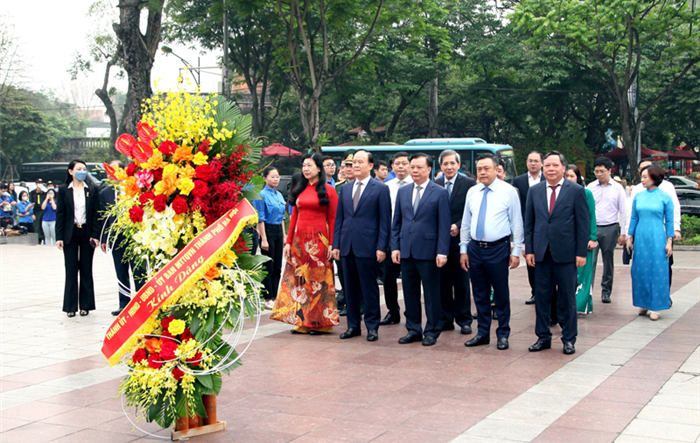 Lãnh đạo thành phố dâng hoa tưởng niệm  V.I.Lênin