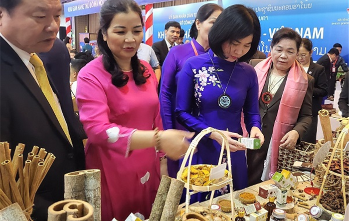 Kết nối tiêu thụ sản phẩm, phát triển làng nghề, vùng nguyên liệu  Hà Nội - Viêng Chăn