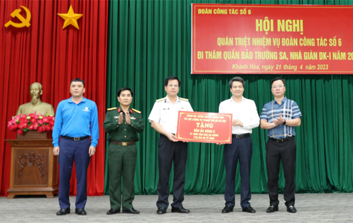 Đoàn công tác thành phố thăm, động viên quân dân huyện đảo Trường Sa