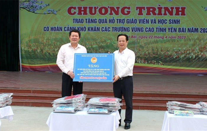 Thăm, tặng quà giáo viên và học sinh có hoàn cảnh khó khăn của trường vùng cao tỉnh Yên Bái