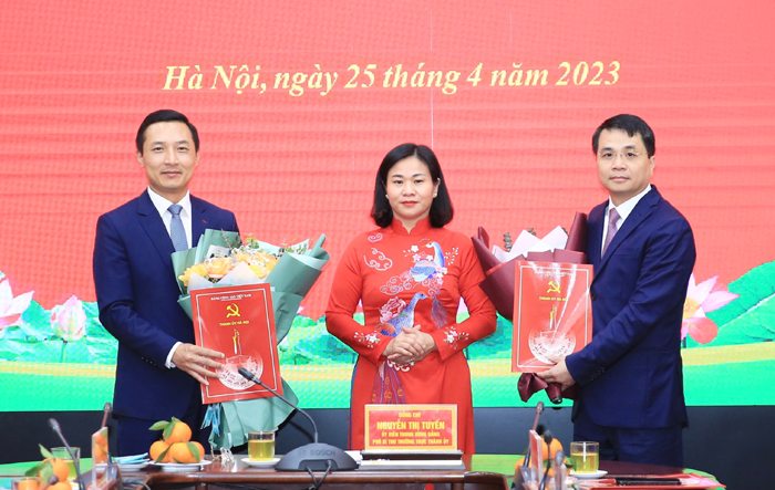 Trao Quyết định điều động, phân công công tác của Ban Thường vụ Thành ủy