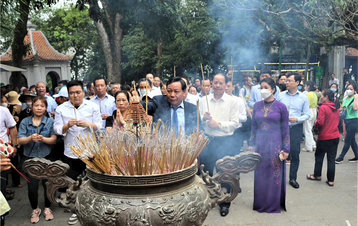 Đoàn đại biểu thành phố Hà Nội dâng hương tưởng niệm,   tri ân công đức các Vua Hùng