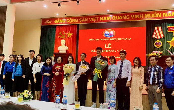 Hai học sinh xuất sắc của Trường THPT Chu Văn An vinh dự được kết nạp vào Đảng