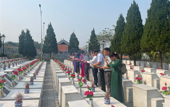 Đoàn đại biểu thành phố viếng Nghĩa trang liệt sỹ quốc gia Vị Xuyên