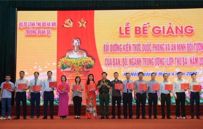 Bế giảng lớp bồi dưỡng kiến thức quốc phòng và an ninh cho 100 đồng chí cán bộ đối tượng 3