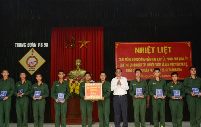 Chủ tịch UBND quận Tây Hồ thăm, tặng quà động viên chiến sĩ mới nhập ngũ năm 2023 tại Trung đoàn Pháo binh 58