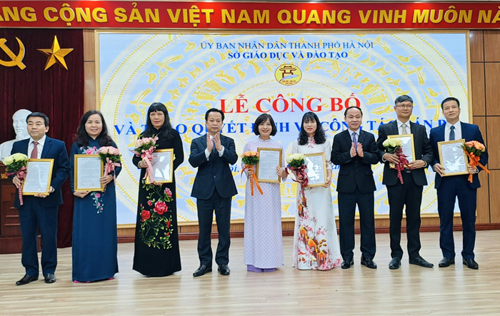 Sở Giáo dục và Đào tạo Hà Nội trao các quyết định về công tác cán bộ