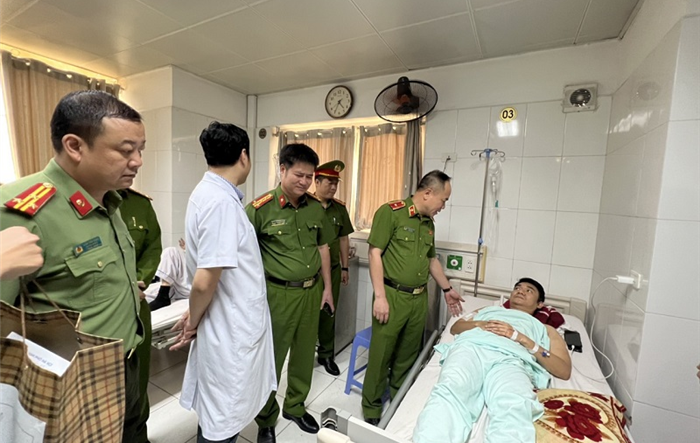Lãnh đạo Công an thành phố thăm, động viên cán bộ chiến sỹ bị thương khi làm nhiệm vụ