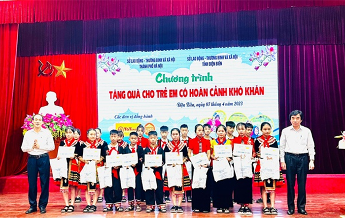 Thăm và tặng quà cho  trẻ em có hoàn cảnh khó khăn tỉnh Điện Biên