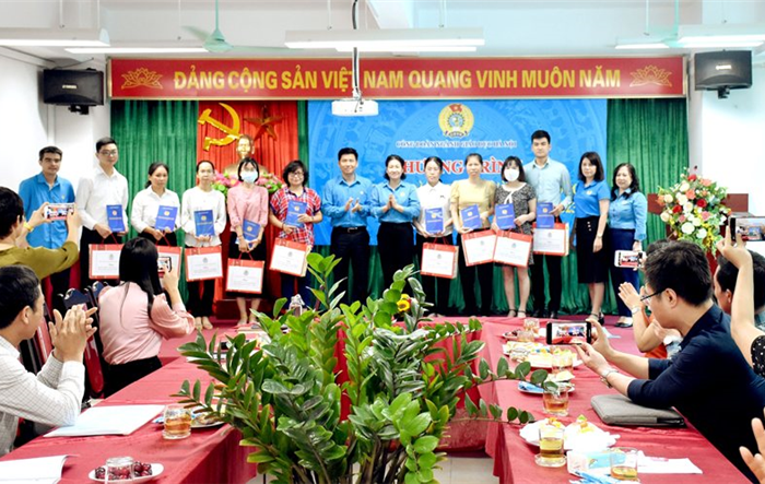 Công đoàn ngành giáo dục Hà Nội tặng quà cho đoàn viên, người lao động có hoàn cảnh khó khăn