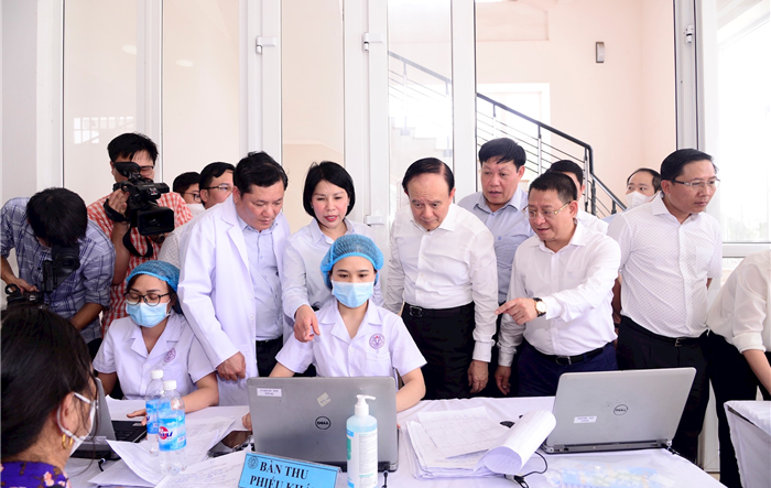 Chủ tịch HĐND thành phố Nguyễn Ngọc Tuấn tham dự hoạt động khám sức khỏe cho người dân huyện Mê Linh