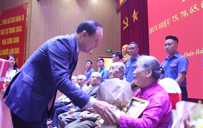 Chủ tịch HĐND thành phố Nguyễn Ngọc Tuấn trao Huy hiệu Đảng tại quận Hai Bà Trưng