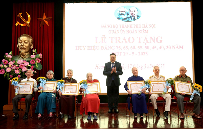 Chủ tịch UBND thành phố Trần Sỹ Thanh trao Huy hiệu Đảng tại quận Hoàn Kiếm