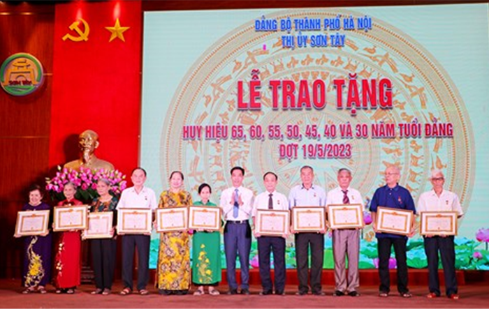 Thị xã Sơn Tây tổ chức Lễ trao tặng Huy hiệu Đảng đợt 19-5