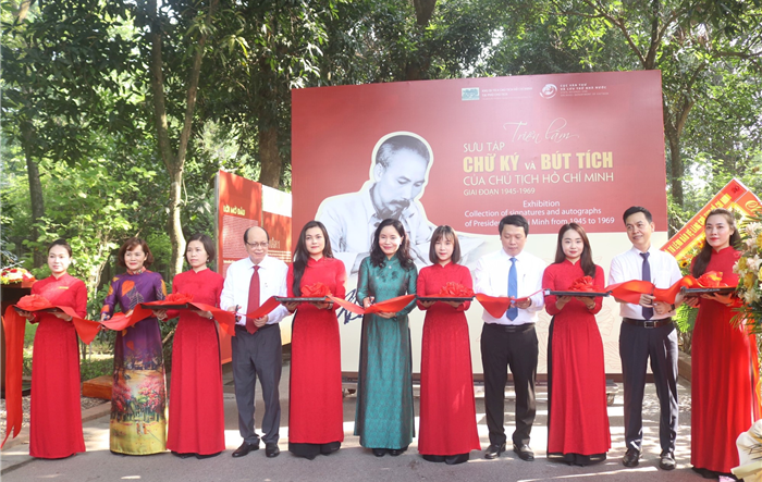 Khai mạc triển lãm "Sưu tập chữ ký và bút tích của Chủ tịch Hồ Chí Minh giai đoạn 1945-1969"