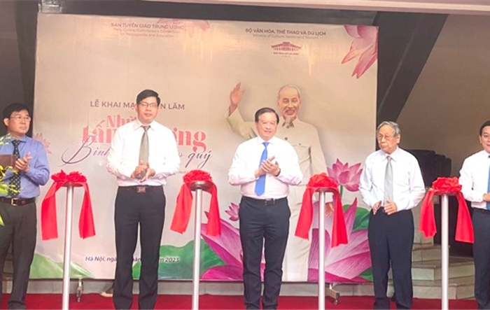 Ấn tượng triển lãm “Những tấm gương bình dị mà cao quý”