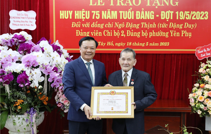 Bí thư Thành ủy Đinh Tiến Dũng trao Huy hiệu  75 năm tuổi Đảng tặng đảng viên lão thành