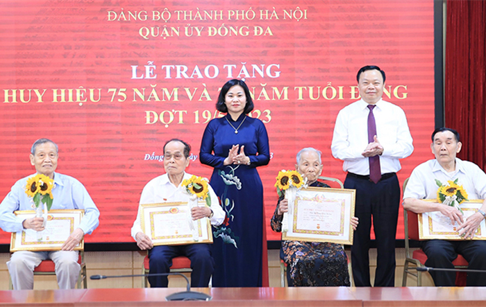 Phó Bí thư Thường trực Thành uỷ Nguyễn Thị Tuyến trao Huy hiệu Đảng cho đảng viên lão thành quận Đống Đa