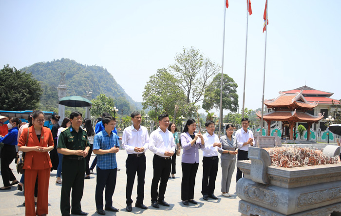 Đoàn đại biểu Ủy ban Mặt trận Tổ quốc thành phố dâng hương tại Khu di tích Quốc gia đặc biệt Tân Trào, tỉnh Tuyên Quang