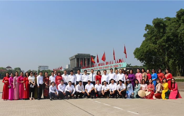 Đoàn đại biểu các Khối thành phố Hà Nội vào Lăng viếng Chủ tịch Hồ Chí Minh