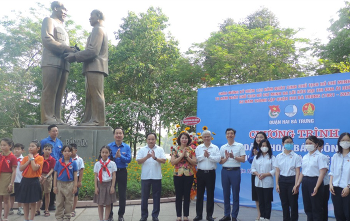 Quận đoàn Hai Bà Trưng kết nạp 133 đội viên và 133 đoàn viên mới 