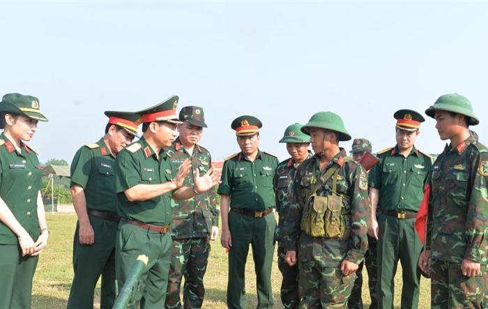 Phó Tư lệnh Bộ Tư lệnh Thủ đô Hà Nội thăm, động viên chiến sĩ mới tại Tiểu đoàn 7, Trung đoàn Bộ binh 692