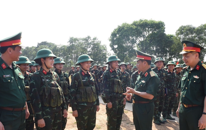 Chính ủy Bộ Tư lệnh Thủ đô Hà Nội động viên chiến sĩ mới Trung đoàn 692 