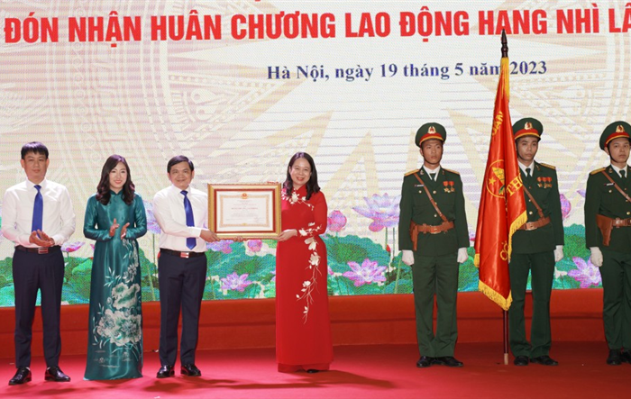 Trường Lê Duẩn đón nhận Huân chương Lao động hạng Nhì lần thứ hai