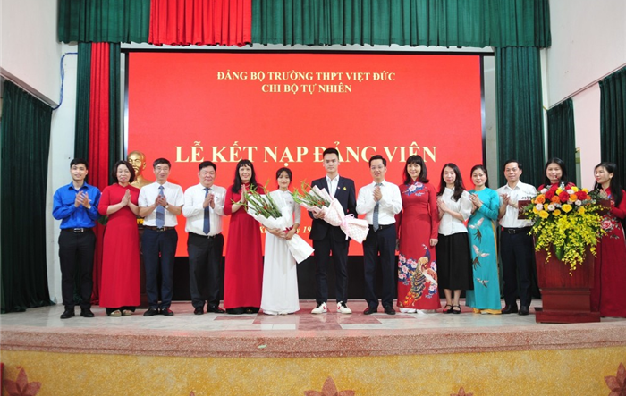Hai học sinh Trường THPT Việt Đức vinh dự được kết nạp Đảng