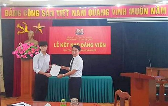 Thêm 1 học sinh THPT trường Hữu Nghị 80 vinh dự được kết nạp Đảng 