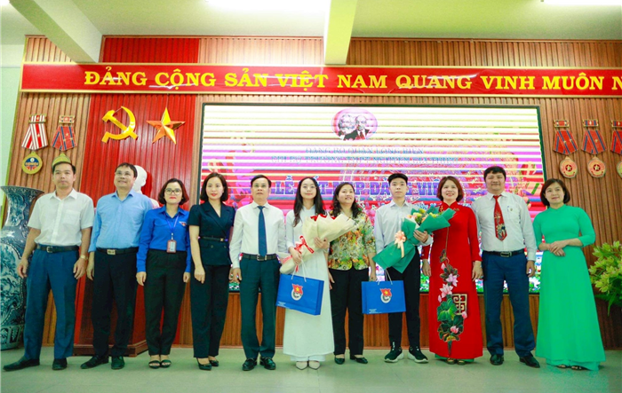 4 học sinh THPT đầu tiên quận Long Biên được kết nạp vào Đảng