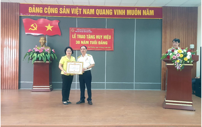Trao Huy hiệu 30 năm tuổi Đảng cho đồng chí Nguyễn Văn Lộc, Chi cục Trưởng Chi cục Thuế huyện Đan Phượng