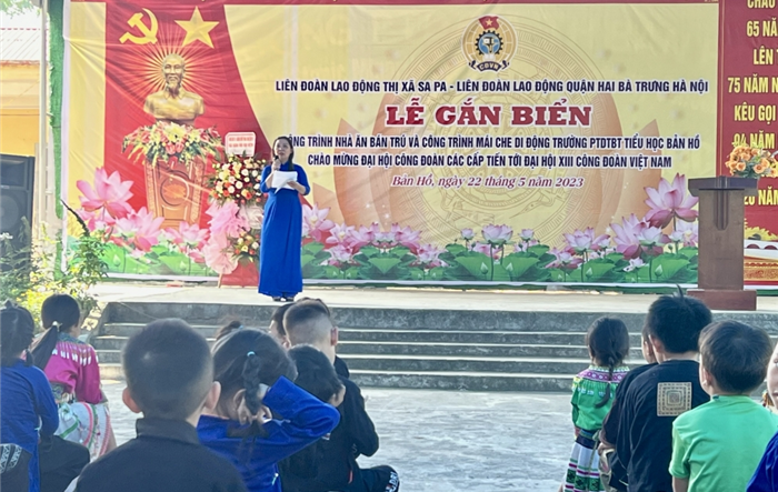 Lễ gắn biển công trình Nhà ăn cho học sinh bán trú và công trình Mái che sân trường tại Lào Cai