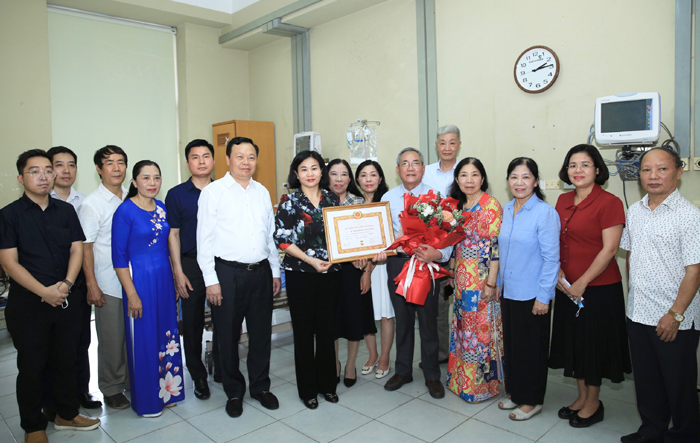 Phó Bí thư Thường trực Thành ủy trao Huy hiệu 80 năm tuổi Đảng tặng Đảng viên lão thành