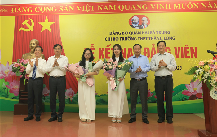 Hai học sinh ưu tú của trường THPT Thăng Long vinh dự được đứng trong hàng ngũ của Đảng 