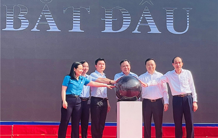 Phó Bí thư Thành uỷ Nguyễn Văn Phong dự phiên giao dịch việc làm quận Đống Đa